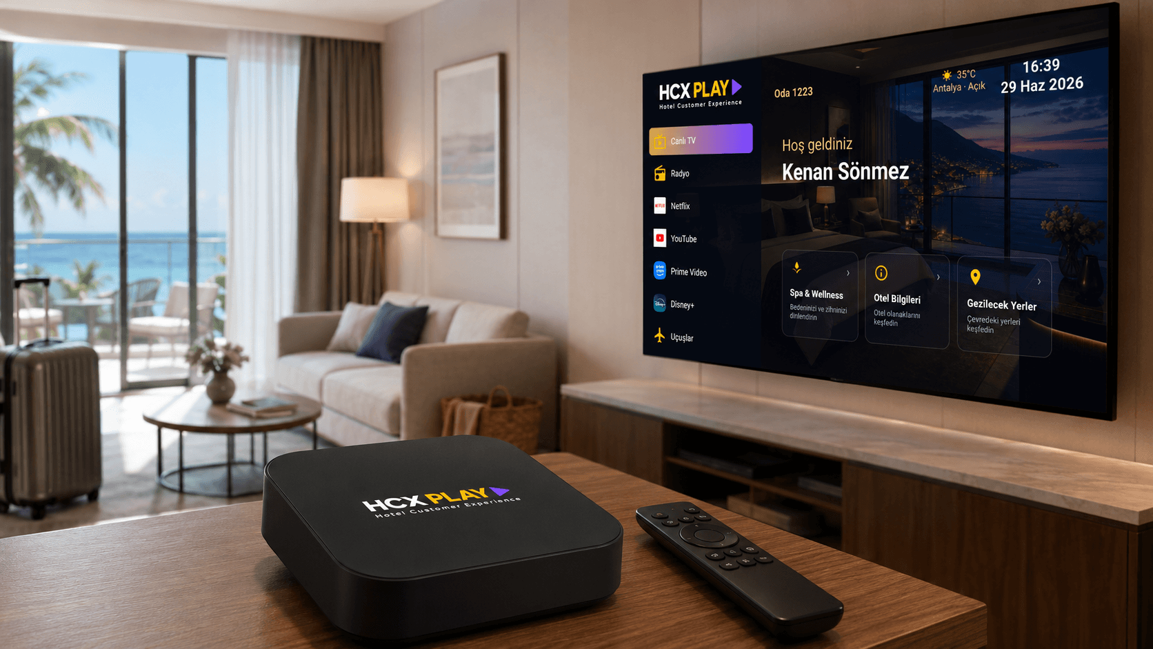 Otel odasında HCX PLAY TV Box, kumanda ve oda TV'sinde kişiselleştirilmiş karşılama ekranı